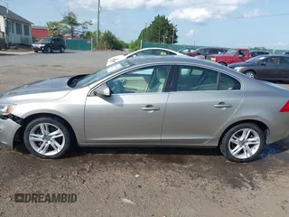 2014 Volvo S60 T5 z VIN YV1612FS3E2278344, wystawiony jako IAAI lot #42135203 z przebiegiem 43 876 mil mil oraz . Historia ofert i sprzedaży dostępna na DreamBid. Obrazek 15.