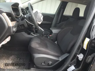 2017 Jeep Cherokee Latitude z VIN 1C4PJLCS8HW554373, wystawiony jako Copart lot #56988155 z przebiegiem 102 936 mil mil oraz Szkoda całkowita • Salvage title. Historia ofert i sprzedaży dostępna na DreamBid. Obrazek 7.
