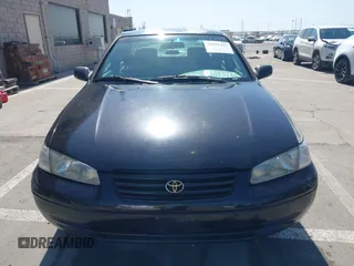 1999 Toyota Camry LE z VIN 4T1BG22K4XU574050, wystawiony jako IAAI lot #41991415 z przebiegiem 329 825 mil mil oraz . Historia ofert i sprzedaży dostępna na DreamBid. Obrazek 11.