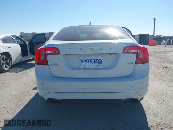 2015 Volvo S60 T5 Drive-E Premier z VIN YV140MFKXF1351769, wystawiony jako IAAI lot #41392860 z przebiegiem 56 920 mil mil oraz . Historia ofert i sprzedaży dostępna na DreamBid. Obrazek 16.