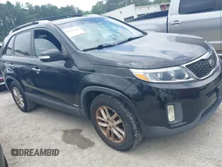 2014 Kia Sorento LX z VIN 5XYKTCA63EG521218, wystawiony jako IAAI lot #42438310 z przebiegiem 161 627 mil mil oraz . Historia ofert i sprzedaży dostępna na DreamBid. Obrazek 1.