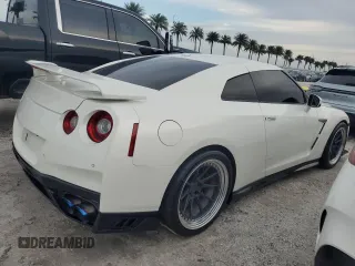 2017 Nissan GT-R Premium z VIN JN1AR5EFXHM820159, wystawiony jako Copart lot #76154764 z przebiegiem 33 175 mil mil oraz Nie do naprawy • Non repairable. Historia ofert i sprzedaży dostępna na DreamBid. Obrazek 3.