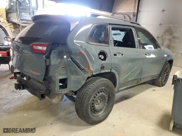2015 Jeep Cherokee Trailhawk with VIN 1C4PJMBBXFW727850, listed as a Copart auction lot 88881955 with 184,718 mi miles and Salvage Title. Bid and sale history available at carsss.com. Image 3.