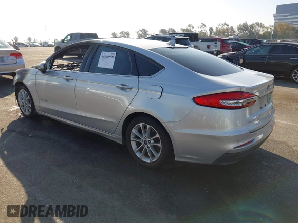 2019 Ford Fusion SE with VIN 3FA6P0LU9KR261608, listed as a IAAI auction lot 41610090 with Not Provided miles. Bid and sale history available at carsss.com. Image 3.