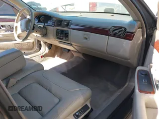 1998 Cadillac DeVille z VIN 1G6KD54Y4WU800220, wystawiony jako IAAI lot #41818035 z przebiegiem 121 555 mil mil oraz . Historia ofert i sprzedaży dostępna na DreamBid. Obrazek 5.