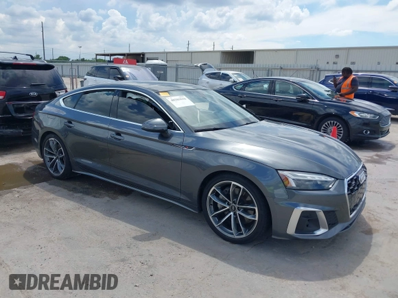 2022 Audi A5 Sportback S line Premium Plus z VIN WAUFACF5XNA009427, wystawiony jako IAAI lot #40203616 z przebiegiem 54 005 mil mil oraz . Historia ofert i sprzedaży dostępna na DreamBid. Obrazek 1.