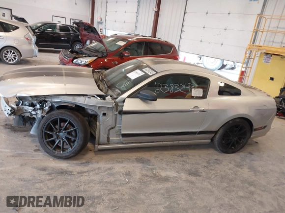 2014 Ford Mustang V6 z VIN 1ZVBP8AM3E5318738, wystawiony jako IAAI lot #42860321 z przebiegiem Nie podano mil oraz . Historia ofert i sprzedaży dostępna na DreamBid. Obrazek 14.