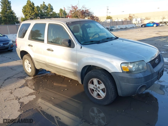 2007 Ford Escape XLS with VIN 1FMYU02Z07KB60389, listed as a IAAI auction lot 41135613 with 124,813 mi miles. Bid and sale history available at carsss.com. Image 1.