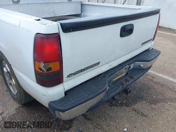 2005 Chevrolet Silverado 1500 z VIN 1GCEC19V25Z284977, wystawiony jako IAAI lot #42361842 z przebiegiem 227 174 mil mil oraz . Historia ofert i sprzedaży dostępna na DreamBid. Obrazek 6.