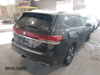 2024 Volkswagen Atlas SE z VIN 1V2KR2CA2RC504915, wystawiony jako IAAI lot #41417206 z przebiegiem 39 238 mil mil oraz . Historia ofert i sprzedaży dostępna na DreamBid. Obrazek 4.