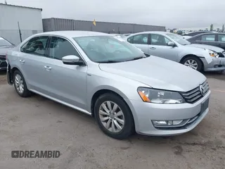 2015 Volkswagen Passat Limited Edition Edition z VIN 1VWAT7A3XFC119353, wystawiony jako IAAI lot #42421195 z przebiegiem 133 830 mil mil oraz . Historia ofert i sprzedaży dostępna na DreamBid. Obrazek 1.