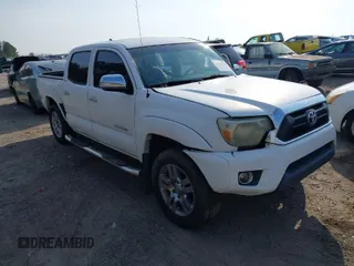 2015 Toyota Tacoma with VIN 3TMMU4FN5FM073323, listed as a IAAI auction lot 41800476 with 132,250 mi miles. Bid and sale history available at carsss.com. Image 1.