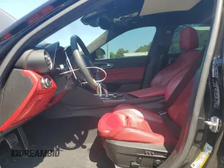 2018 Alfa Romeo Giulia Ti Lusso z VIN ZARFAEEN5J7566856, wystawiony jako Copart lot #52622205 z przebiegiem 68 656 mil mil oraz Szkody całkowita. Historia ofert i sprzedaży dostępna na DreamBid. Obrazek 7.