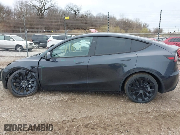 2025 Tesla Model Y Long Range with VIN 7SAYGDEEXSF266143, listed as a IAAI auction lot 41905813 with 776 mi miles and . Bid and sale history available at carsss.com. Image 15.