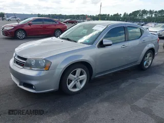 2013 Dodge Avenger SXT z VIN 1C3CDZCG7DN742374, wystawiony jako IAAI lot #42349766 z przebiegiem 110 867 mil mil oraz . Historia ofert i sprzedaży dostępna na DreamBid. Obrazek 2.