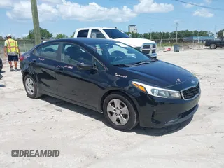 2018 Kia Forte LX z VIN 3KPFK4A70JE197056, wystawiony jako IAAI lot #42435555 z przebiegiem 79 805 mil mil oraz . Historia ofert i sprzedaży dostępna na DreamBid. Obrazek 1.
