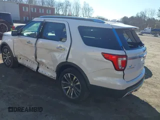 2016 Ford Explorer Platinum z VIN 1FM5K8HT2GGA74658, wystawiony jako IAAI lot #41895595 z przebiegiem 125 619 mil mil oraz . Historia ofert i sprzedaży dostępna na DreamBid. Obrazek 3.