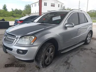 2006 Mercedes-Benz M 500 z VIN 4JGBB75E06A006024, wystawiony jako IAAI lot #42477075 z przebiegiem 164 740 mil mil oraz . Historia ofert i sprzedaży dostępna na DreamBid. Obrazek 2.