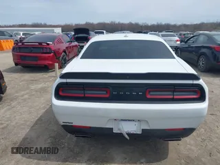 2016 Dodge Challenger R/T Scat Pack z VIN 2C3CDZFJ2GH263624, wystawiony jako IAAI lot #41998240 z przebiegiem 51 784 mil mil oraz . Historia ofert i sprzedaży dostępna na DreamBid. Obrazek 16.