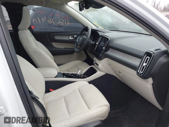 2024 Volvo XC40 Plus Bright Theme z VIN YV4L12UEXR2202130, wystawiony jako IAAI lot #41876910 z przebiegiem 15 997 mil mil oraz . Historia ofert i sprzedaży dostępna na DreamBid. Obrazek 5.
