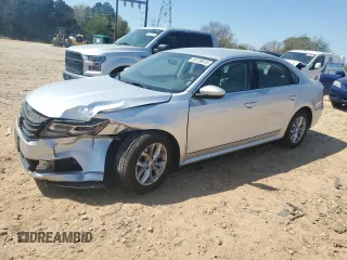 2017 Volkswagen Passat S z VIN 1VWAT7A37HC001702, wystawiony jako Copart lot #50726815 z przebiegiem 79 849 mil mil oraz Szkoda całkowita • Salvage title. Historia ofert i sprzedaży dostępna na DreamBid. Obrazek 1.