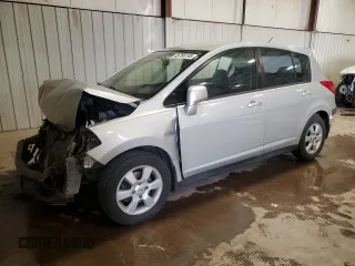 2007 Nissan Versa SL z VIN 3N1BC13E97L459864, wystawiony jako Copart lot #45786195 z przebiegiem Nie podano mil oraz Szkoda całkowita • Salvage title. Historia ofert i sprzedaży dostępna na DreamBid. Obrazek 1.
