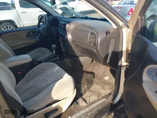 2005 Chevrolet TrailBlazer LS with VIN 1GNES16S356113516, listed as a IAAI auction lot 41395577 with 267,799 mi miles. Bid and sale history available at carsss.com. Image 5.
