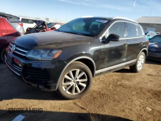 2014 Volkswagen Touareg Lux z VIN WVGEF9BP5ED003068, wystawiony jako Copart lot #82907984 z przebiegiem 127 347 mil mil oraz Tytuł czysty. Historia ofert i sprzedaży dostępna na DreamBid. Obrazek 1.