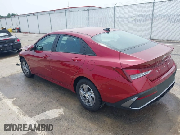 2024 Hyundai Elantra SE z VIN KMHLL4DG3RU824076, wystawiony jako IAAI lot #42471521 z przebiegiem 2 359 mil mil oraz . Historia ofert i sprzedaży dostępna na DreamBid. Obrazek 3.