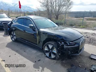 2025 BMW i4 xDrive40 z VIN WBY43HD03SFU60723, wystawiony jako IAAI lot #41934522 z przebiegiem 361 mil mil oraz . Historia ofert i sprzedaży dostępna na DreamBid. Obrazek 1.