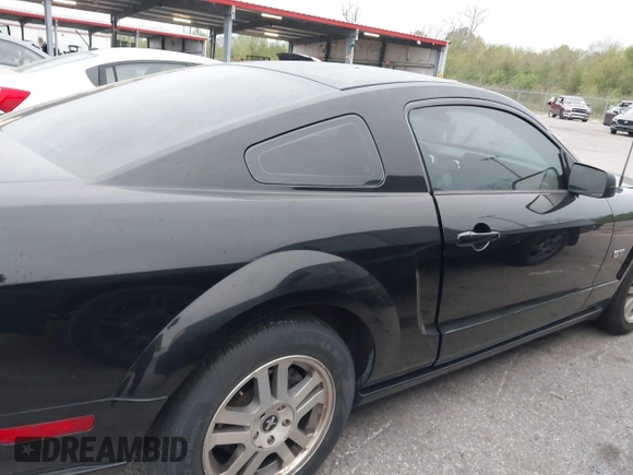 2006 Ford Mustang GT Deluxe z VIN 1ZVFT82H565101630, wystawiony jako IAAI lot #41883915 z przebiegiem 172 404 mil mil oraz . Historia ofert i sprzedaży dostępna na DreamBid. Obrazek 13.