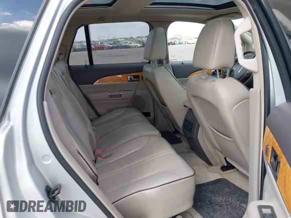 2011 Lincoln MKX z VIN 2LMDJ8JK7BBJ15676, wystawiony jako IAAI lot #42096817 z przebiegiem 218 798 mil mil oraz . Historia ofert i sprzedaży dostępna na DreamBid. Obrazek 8.