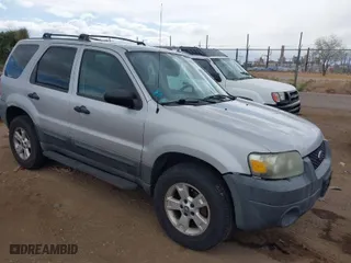 2005 Ford Escape XLT with VIN 1FMYU03175KA91500, listed as a IAAI auction lot 41958585 with 169,824 mi miles. Bid and sale history available at carsss.com. Image 1.