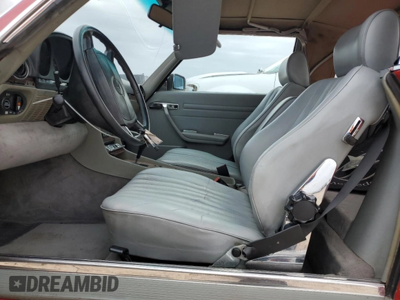 1986 Mercedes-Benz 560 SL z VIN WDBBA48D8GA054377, wystawiony jako Copart lot #45391915 z przebiegiem 98 728 mil mil oraz Szkody całkowita. Historia ofert i sprzedaży dostępna na DreamBid. Obrazek 7.