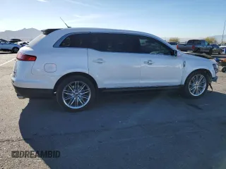 2016 Lincoln MKT EcoBoost z VIN 2LMHJ5AT9GBL01820, wystawiony jako Copart lot #85581554 z przebiegiem 43 943 mil mil oraz Szkody całkowita. Historia ofert i sprzedaży dostępna na DreamBid. Obrazek 3.