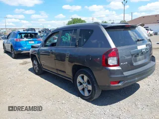 2017 Jeep Compass Sport SE z VIN 1C4NJDBB3HD143859, wystawiony jako IAAI lot #42784214 z przebiegiem 82 815 mil mil oraz . Historia ofert i sprzedaży dostępna na DreamBid. Obrazek 3.