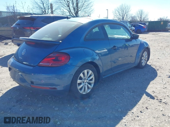 2018 Volkswagen Beetle S z VIN 3VWFD7ATXJM711734, wystawiony jako IAAI lot #41704497 z przebiegiem 66 702 mil mil oraz . Historia ofert i sprzedaży dostępna na DreamBid. Obrazek 4.
