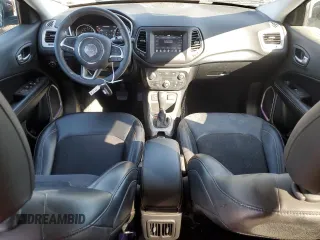 2019 Jeep Compass Latitude z VIN 3C4NJCBB7KT658181, wystawiony jako Copart lot #51850085 z przebiegiem 56 235 mil mil oraz Szkoda całkowita • Salvage title. Historia ofert i sprzedaży dostępna na DreamBid. Obrazek 8.
