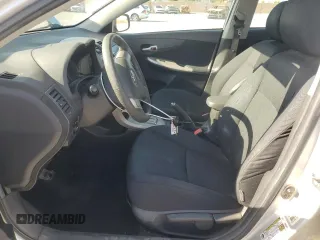 2010 Toyota Corolla z VIN 1NXBU4EE2AZ380585, wystawiony jako Copart lot #57024125 z przebiegiem 175 334 mil mil oraz Szkoda całkowita • Salvage title. Historia ofert i sprzedaży dostępna na DreamBid. Obrazek 7.