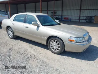 2009 Lincoln Town Car Signature Limited z VIN 2LNHM82V49X617135, wystawiony jako IAAI lot #42006669 z przebiegiem 109 299 mil mil oraz . Historia ofert i sprzedaży dostępna na DreamBid. Obrazek 1.