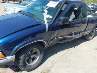 2002 Chevrolet S-10 LS with VIN 1GCCS19W328199974, listed as a IAAI auction lot 41986953 with 194,097 mi miles. Bid and sale history available at carsss.com. Image 6.
