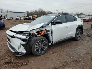 2023 Toyota bZ4X XLE z VIN JTMABACA1PA037703, wystawiony jako Copart lot #39743144 z przebiegiem 1 801 mil mil oraz . Historia ofert i sprzedaży dostępna na DreamBid. Obrazek 1.