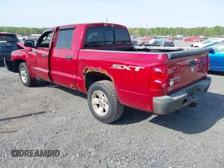 2008 Dodge Dakota z VIN 1D7HW38K48S522497, wystawiony jako IAAI lot #42104761 z przebiegiem 244 129 mil mil oraz . Historia ofert i sprzedaży dostępna na DreamBid. Obrazek 3.