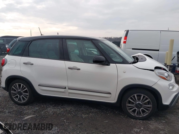 2018 FIAT 500L Trekking with VIN ZFBCFADH6JZ041198, listed as a IAAI auction lot 41063260 with 64,459 mi miles. Bid and sale history available at carsss.com. Image 13.