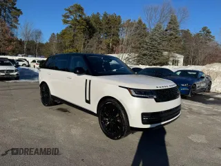 2023 Land Rover Range Rover SE z VIN SALKPBFU8PA009035, wystawiony jako Copart lot #46797635 z przebiegiem 37 025 mil mil oraz Czysty tytuł • Clean title. Historia ofert i sprzedaży dostępna na DreamBid. Obrazek 2.