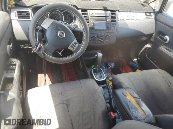 2011 Nissan Versa S z VIN 3N1BC1CP5BL376510, wystawiony jako Copart lot #54111255 z przebiegiem 189 500 mil mil oraz Szkoda całkowita • Salvage title. Historia ofert i sprzedaży dostępna na DreamBid. Obrazek 8.