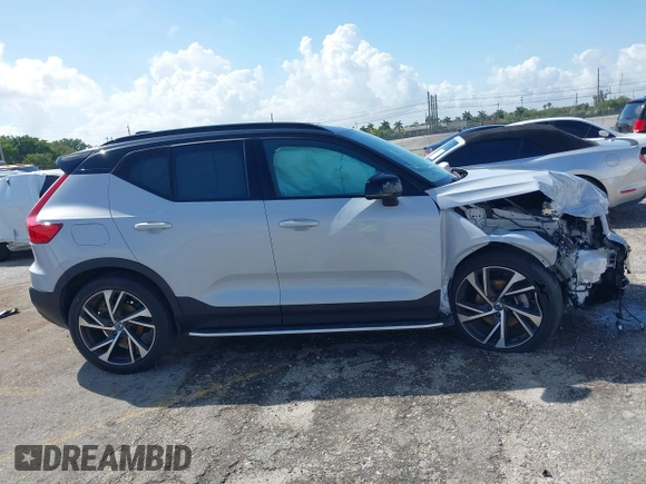 2022 Volvo XC40 R-Design z VIN YV4AC2HM9N2771189, wystawiony jako IAAI lot #41923125 z przebiegiem 24 125 mil mil oraz . Historia ofert i sprzedaży dostępna na DreamBid. Obrazek 14.