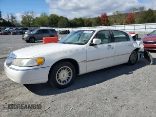 2002 Lincoln Town Car Cartier z VIN 1LNHM83W12Y662238, wystawiony jako Copart lot #75978594 z przebiegiem 89 557 mil mil oraz Szkody całkowita. Historia ofert i sprzedaży dostępna na DreamBid. Obrazek 1.