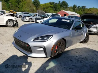 2024 Toyota 86 Premium z VIN JF1ZNBE15R9755858, wystawiony jako Copart lot #55677285 z przebiegiem 4 291 mil mil oraz Szkoda całkowita • Salvage title. Historia ofert i sprzedaży dostępna na DreamBid. Obrazek 1.