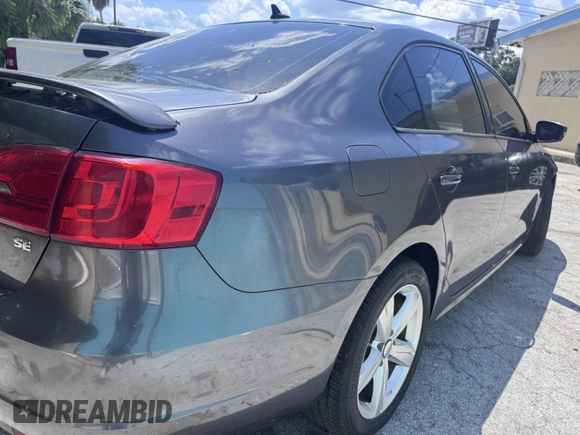 2014 Volkswagen Jetta SE z VIN 3VWD17AJ7EM249444, wystawiony jako IAAI lot #42607896 z przebiegiem 92 800 mil mil oraz . Historia ofert i sprzedaży dostępna na DreamBid. Obrazek 4.